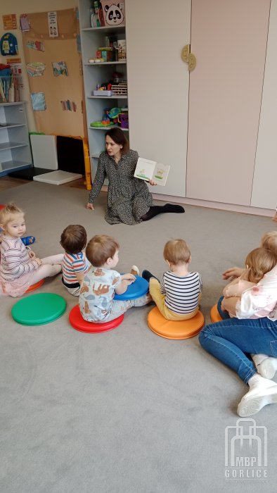 Biblioteka Gorlice, Pierwsze kroki… w świecie książek Żłobkowicze słuchaja opowiadania o kaczuszkach.jpg